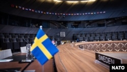 La bandera de Suecia está instalada en la Sala 1 cuando Suecia se convirtió en miembro de la OTAN el 7 de marzo de 2024.
