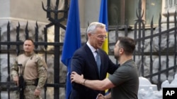 El secretario general de la OTAN, Jens Stoltenberg, izq, y el presidente ucraniano, Volodymyr Zelenskyy, se estrechan la mano en Kiev, Ucrania, el 28 de septiembre ede 2023.