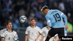 Luciano Rodríguez de Uruguay marca su primer gol en el Estadio Diego Armando Maradona, la Plata, Argentina - 11 de junio de 2023. REUTERS/Agustin Marcarian
