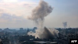 Una nube de humo se observa durante un ataque israelí al campamento de refugiados de Rafáh, en sur de la Franja de Gaza, el 1 de diciembre de 2023.