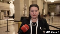 Посолка США в Україні Оксана Маркарова розмовляє з журналістами у Центрі відвідувачів Капітолію, м. Вашингтон, округ Колумбія.