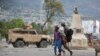 Foto Achiv: Moun kouri kite kay yo akoz zak vyolans gang yo nan Potoprens, Ayiti, 29 Fevriye, 2024