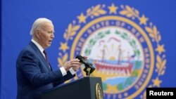 美国总统拜登在新罕布什尔州就降低美国家庭支出发表讲话。（2024年3月11日）