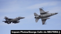 Літаки F-16 в Румунії, де розпочав роботу Європейський навчальний центр, в якому передбачене тренування також українських авіаторів. 13 листопада 2023 р.