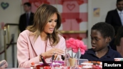 ARCHIVO - La primera dama Melania Trump prepara candygrams con Amani, una niña de 13 años que padece anemia falciforme, durante una visita por el Día de San Valentín a pacientes jóvenes en los Institutos Nacionales de Salud (NIH) en Bethesda, Maryland, el 14 de febrero de 2019.