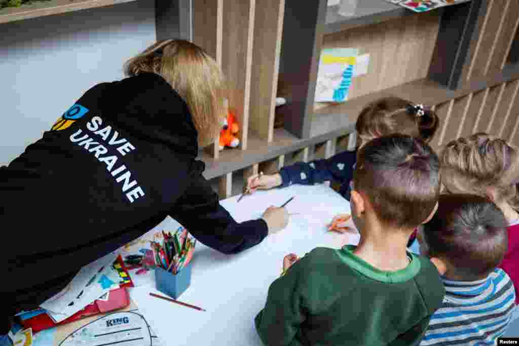 Un voluntario de Safe Ukraine comparte con niños rescatados, en Kiev, Ucrania, el 11 de octubre de 2023. Las autoridades ucranianas dijeron que están investigando la deportación de los niños como posible genocidio. El fiscal general de Ucrania ha dicho que Bielorrusia también está siendo investigada por la supuesta deportación forzosa de más de 19.000 niños de los territorios ucranianos ocupados.