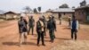 Des hommes armés du Codeco marchent avec leur chef à Linga, en Ituri, le 13 janvier