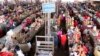 Pessoas fazem compras num mercado em Luanda, Angola. (Photo by AMPE ROGERIO / AFP)