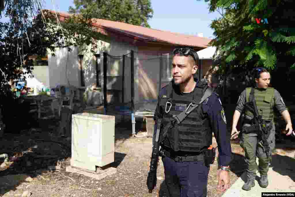 Policías y militares recorren las calles desiertas del kibutz Kissufim, el 1 de noviembre de 2023. 