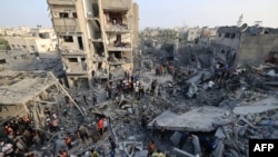 La gente observa los daños causados por un ataque israelí al campo de refugiados de Al-Maghazi en Deir Balah, en el centro de la Franja de Gaza, el 5 de noviembre de 2023.