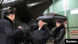 북한은 김정은 국무위원장이 딸과 함께 ‘중요군용대차생산공장’을 현지지도했다며 5일 관영매체를 통해 사진을 공개했다. 대륙간탄도미사일 이동발사대 생산 시설을 방문한 것으로 보인다.