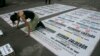 ARCHIVO - Un defensor de los derechos humanos coloca una pancarta con los nombres de las víctimas de los paramilitares colombianos durante una manifestación frente a la embajada de Costa Rica en Bogotá el 22 de abril de 2008.