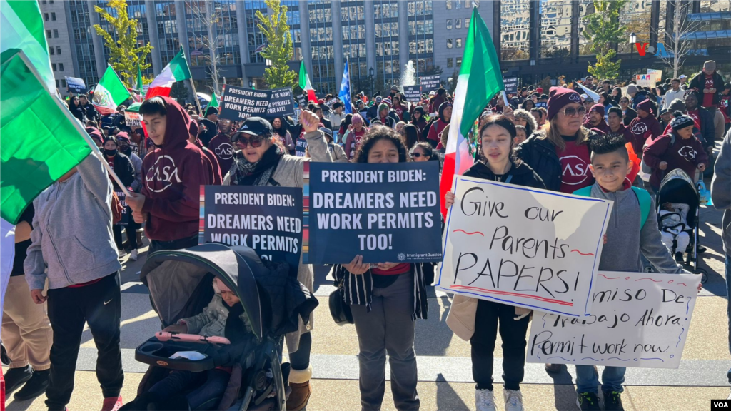 “Otorguen papeles a nuestros padres”: los hijos de inmigrantes indocumentados también participan de la manifestación exigiendo protecciones laborales a sus padres.