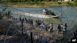 Мігранти, які прибули до США з Мексики. Ігл-Пасс, штат Техас. AP Photo/Eric Gay
