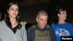 Judit Tay Raanan va qizi Natali Shoshana Raanan Isroil muzokarachisi general Gal Hirsh bila, 20-oktabr, 2023