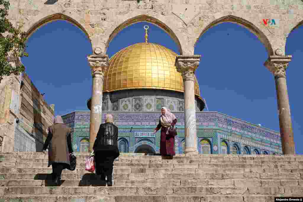 Mujeres musulmanas recorren la Explanada de las Mezquitas minutos antes de que comience el llamado a la oración.