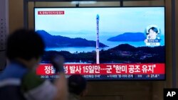 2023年6月15日，汉城火车站大屏幕电视正在播放朝鲜发射两枚短程导弹的新闻报道。