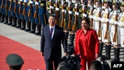2023年6月12日洪都拉斯總統卡斯特羅(右)和中國國家主席習近平(左)在北京人民大會堂外的歡迎儀式上檢閱儀仗隊