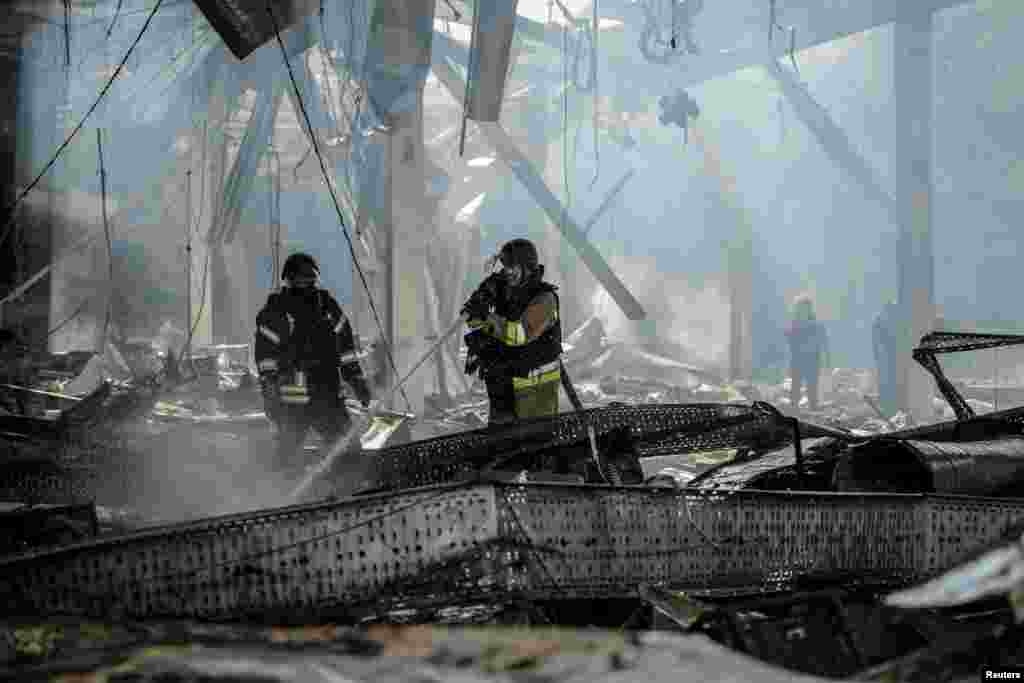 El ataque provocó un incendio que ya fue extinguido, indicó el Ministerio del Interior. En las imágenes y los videos publicados por las autoridades se podían ver densas nubes de humo negro que se elevaban desde el edificio destruido. 
