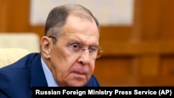 Владата вели дека донела одлука со која се дозволува рускиот авион да слета, но дека за тоа да се случи ќе треба одобрение од „надлежните министерства“