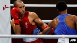 El boxeador venezolano refugiado en Uruguay, Eldric Sella, a la izquierda, pelea contra el dominicano Euri Cedeño en los Juegos Olímpicos de Tokio 2020, en un combate celebrado el 26 de julio de 2021.