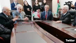 თურქეთის პარტია „დედა სამშობლოს“ ლიდერი ფერინჩექი (მარჯვნივ) ოკუპირებულ სოხუმში, 2019 წელი