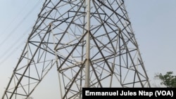 Une ligne de transport du courant produit à partir de la centrale électrique de Memve’ele, à Nkoloman.