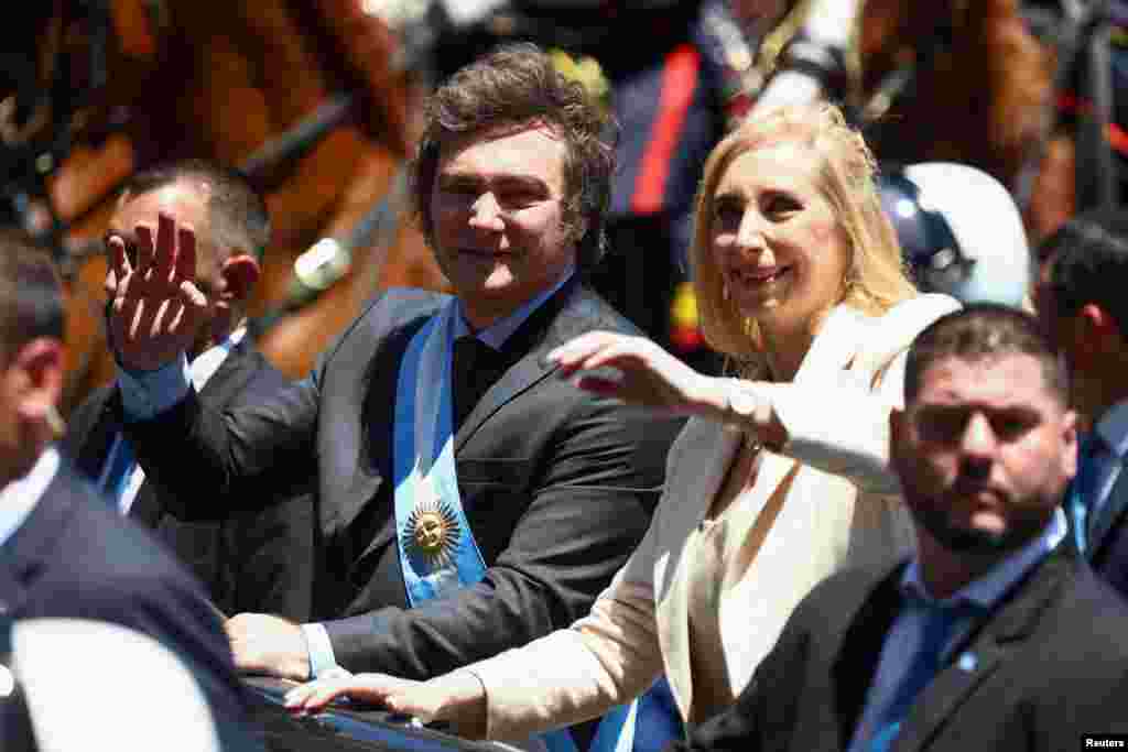 El líder del movimiento La Libertad Avanza, de 53 años, y que derrotó en las urnas al candidato oficialista y entonces ministro de Economía, Sergio Massa, estuvo acompañado en la ceremonia por su hermana Karina. 