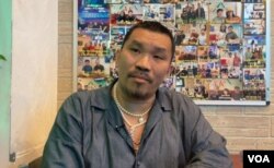 Komedian Rony Imanuel menceritakan kepada VOA mengenai pengalamannya mendapatkan pelayanan pelepasan atau eksorsisme (dok: VOA)