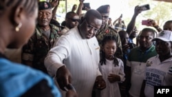 Le président sortant de la Sierra Leone, Julius Maada Bio, vote à Freetown le 24 juin 2023 lors du scrutin présidentiel. (AFP)