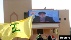 هواداران شیخ حسن نصرالله، رهبر حزب الله لبنان، که حدود ۱۰ سال قبل در حال سخنرانی برای آنان بود. 