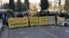 شماری از خانواده‌های بیماران «دوشن» در مقابل وزارت بهداشت تجمع کردند