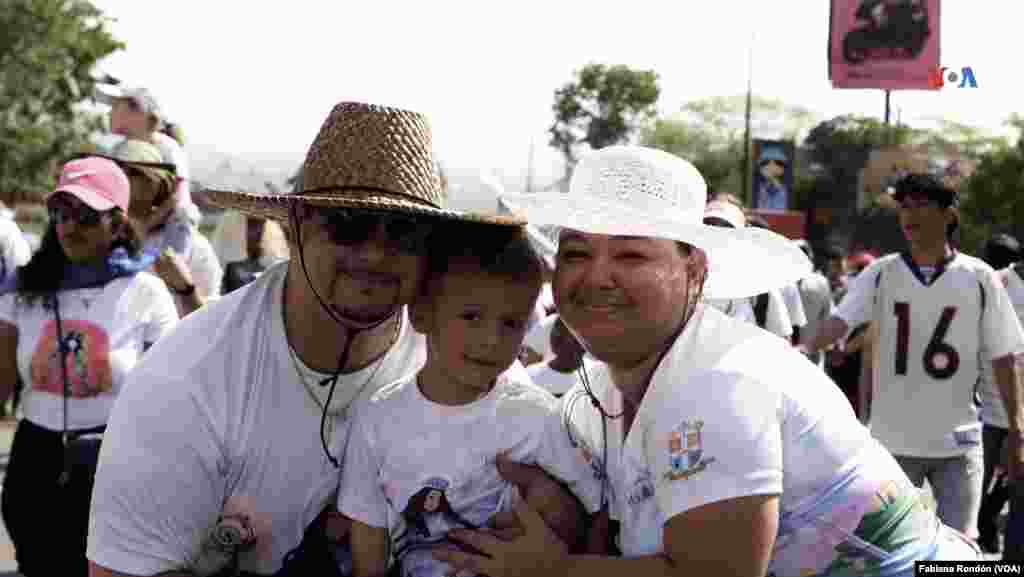 Arnabio Cáceres tiene 31 años de edad y acompañó el recorrido de la Divina Pastora para pagar una promesa. “Tuvimos una pérdida hace seis años y le pedimos a la virgen que nos bendijera con un hijo, ya nuestro niño tiene tres años”.