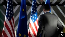Աշխատակիցը ուղղում է ԱՄՆ-ի և ԵՄ դրոշները