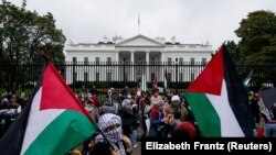 ARCHIVO - Los partidarios del pueblo palestino celebran una manifestación y una marcha denominada "día de Acción por Palestina" mientras continúa el conflicto entre Israel y Hamás, cerca de la Casa Blanca en Washington, el 14 de octubre de 2023. 