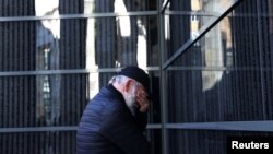 گریه‌ یک مرد در مقابل دیواری با نام «قربانیان هولوکاست» در مراسمی به مناسبت «روز جهانی یادبود هولوکاست» در بوداپست، پایتخت مجارستان.