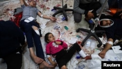 Ranjeni Palestinci leže na podu u bolnici Nasser, nakon izraelskih udara na školu Ma'an istočno od Khan Younisa, u južnom pojasu Gaze, decembra. 5, 2023.
