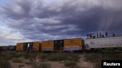 Migrantes usan los trenes para llegar a Ciudad Juárez y de allí a Estados Unidos.