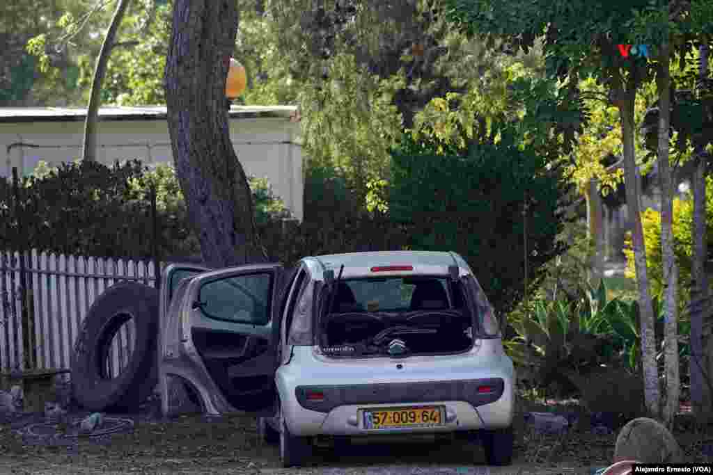 Por todo el kibutz Kissufin hay autos con disparos o los vidrios reventados, a casi un mes del ataque de Hamás, el 1 de noviembre de 2023. 