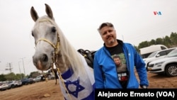 Uno de los participantes en la cabalgata posa junto a su caballo, el 5 de diciembre de 2023.