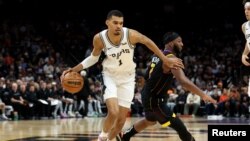 Victor Wembanyama de San Antonio dribble Josh Okogie Phoenix Suns, Phoenix, le 31 octobre 2023. 