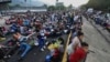 Migrantes bloquean la carretera durante su caravana a través de Huixtla, México, el 8 de noviembre de 2023. 