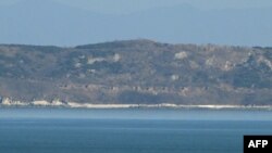 6일 한국 연평도에서 바라본 북한의 해안포 진지. 한국 합동참모본부는 이날 북한군이 연평도 북서쪽 개머리 진지에서 방사포와 야포 등을 동원해 60발 이상 사격을 실시했다고 밝혔다.