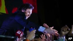 2023年11月19日星期日，自由進步聯盟總統候選人哈維爾·米萊在阿根廷布宜諾斯艾利斯贏得總統決選後，在競選總部外向支持者致意。（美聯社照片）