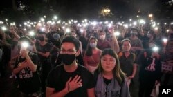 资料照：香港民众在反送中运动中点亮手机灯高唱《愿荣光归香港》。（2019年10月26日）