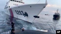 资料图片：中国一艘海警船2023年10月22日在南中国海与一艘菲律宾补给船相撞。（菲律宾海警队视频截图）