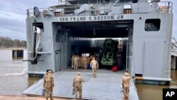 美國陸軍「貝松將軍號」支援船準備從佛吉尼亞州的軍港啟航。（2024年3月9日）