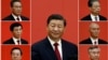中共二十大闭幕后，新一届中共中央政治局7名常委在人民大会堂与媒体见面。中间大幅照片是习近平。左列上至下：李强、王沪宁、丁薛祥。右列上至下：赵乐际、蔡奇、李希。（2022年10月23日）