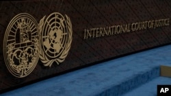 ARCHIVO - El logotipo de la Corte Internacional de Justicia, a la izquierda, y el de la ONU, a la derecha, se ven en el banco de jueces de la Corte Internacional de Justicia, o Corte Mundial, en La Haya, Países Bajos, el 12 de octubre de 2023.