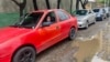 Un joven espera dentro de su vehículo para surtirse de gasolina, a las afueras de una estación de servicio, en Maracaibo, Venezuela.